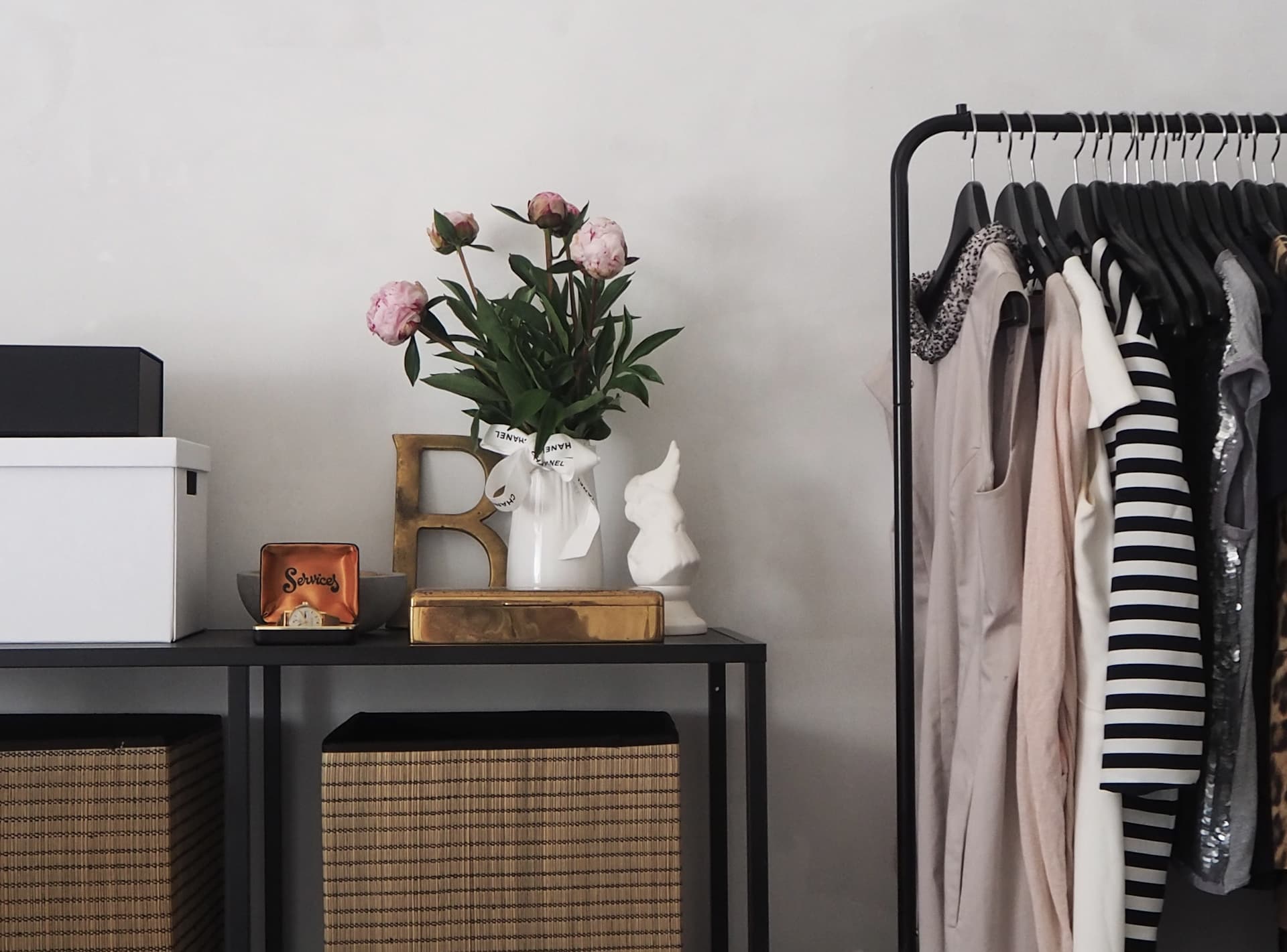 How to Create a Capsule Wardrobe: Your Guide to Simplifying Style