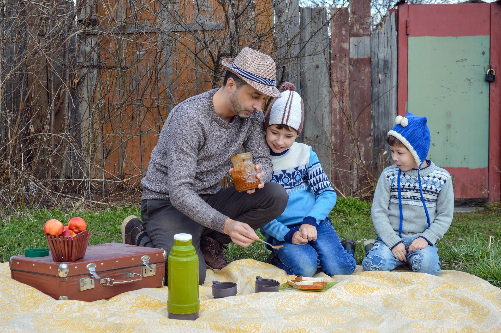 A father and his kids on Picnic